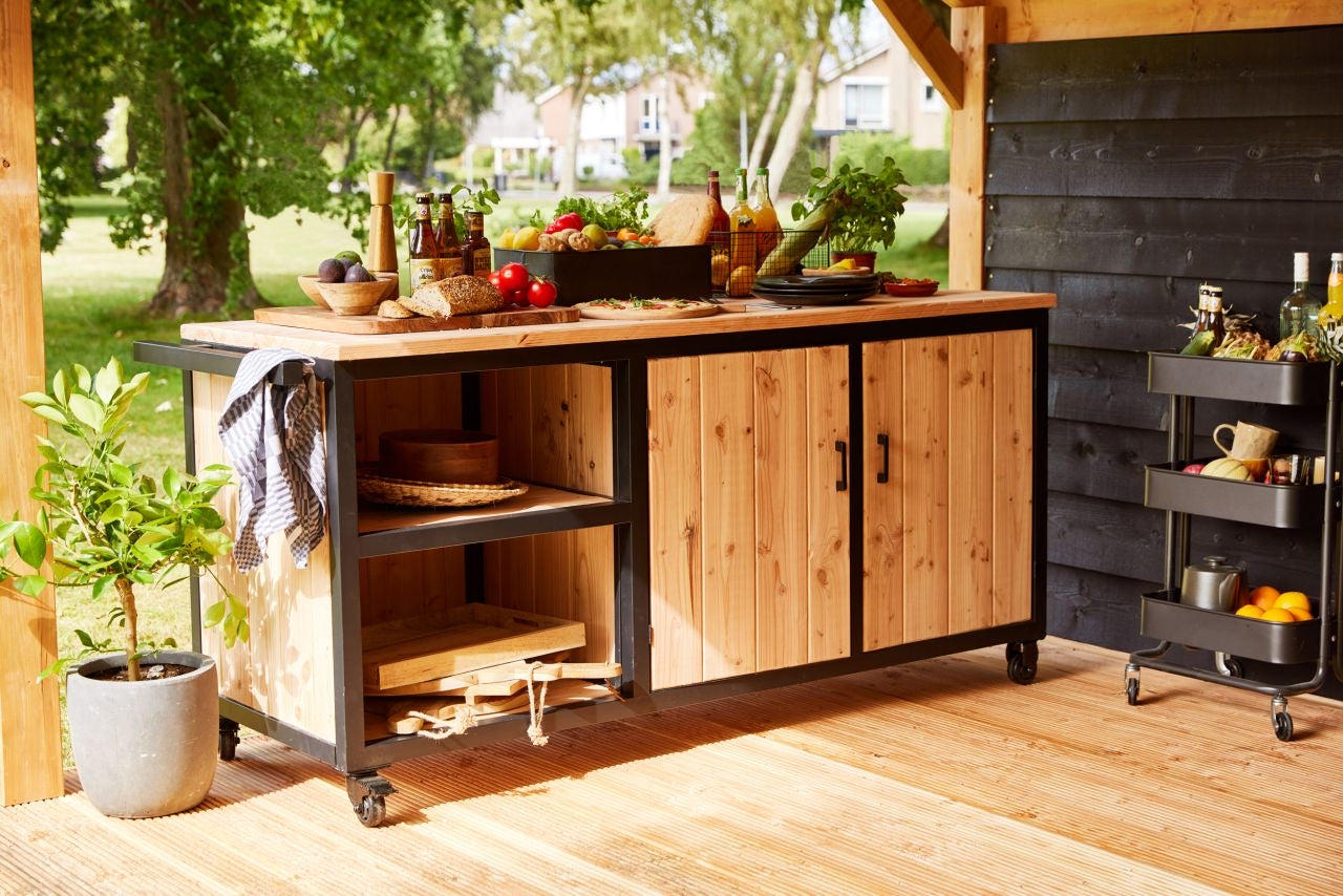 Verrijdbare houten buitenkeuken