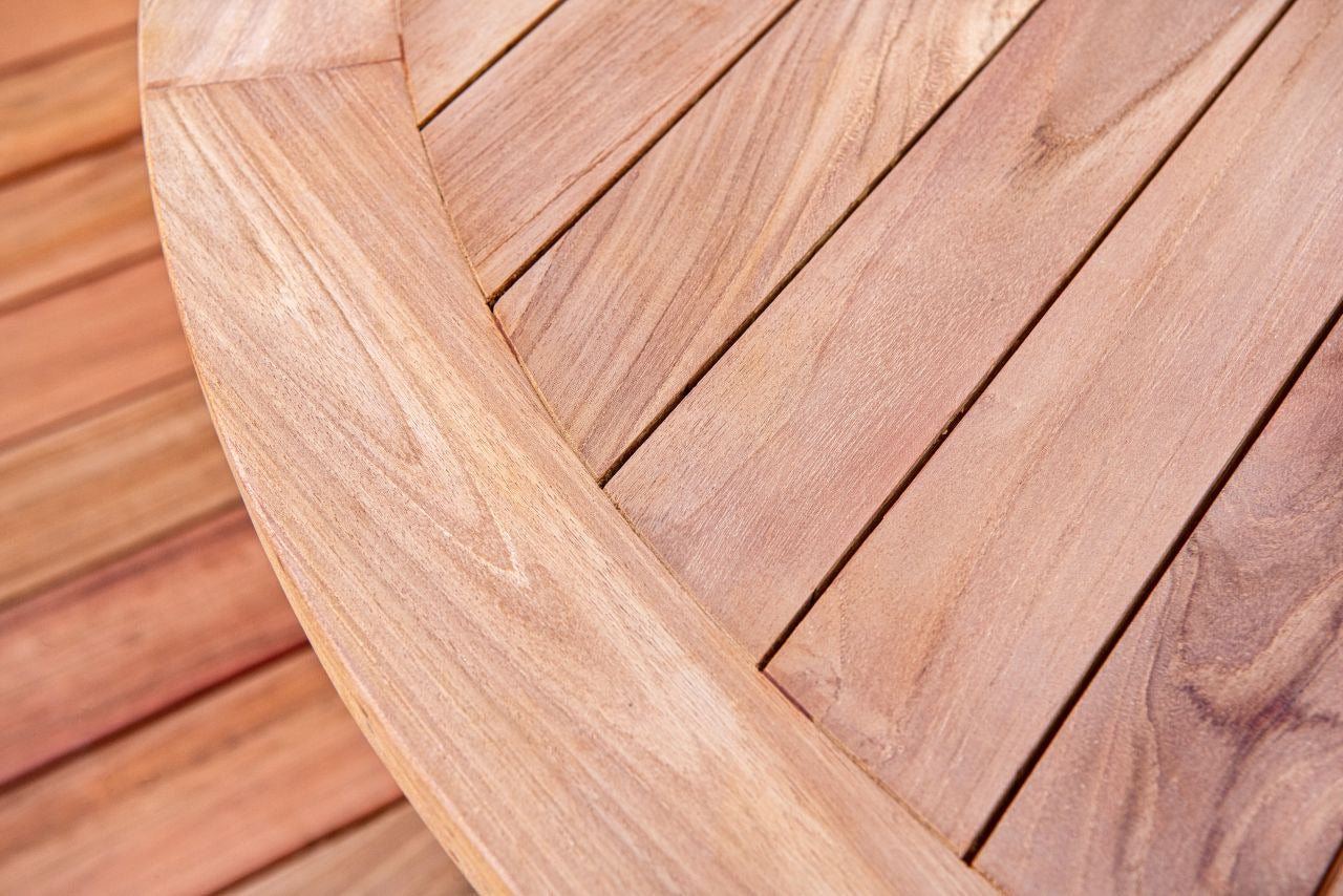 Ronde houten tuintafel met bijpassende tuinstoelen