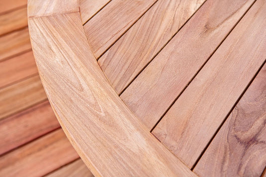 Ronde houten tuintafel met bijpassende tuinstoelen