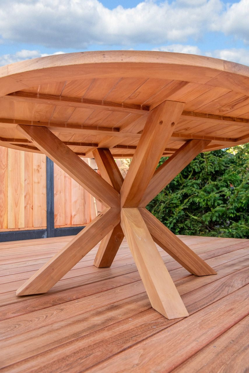Ronde houten tuintafel met bijpassende tuinstoelen