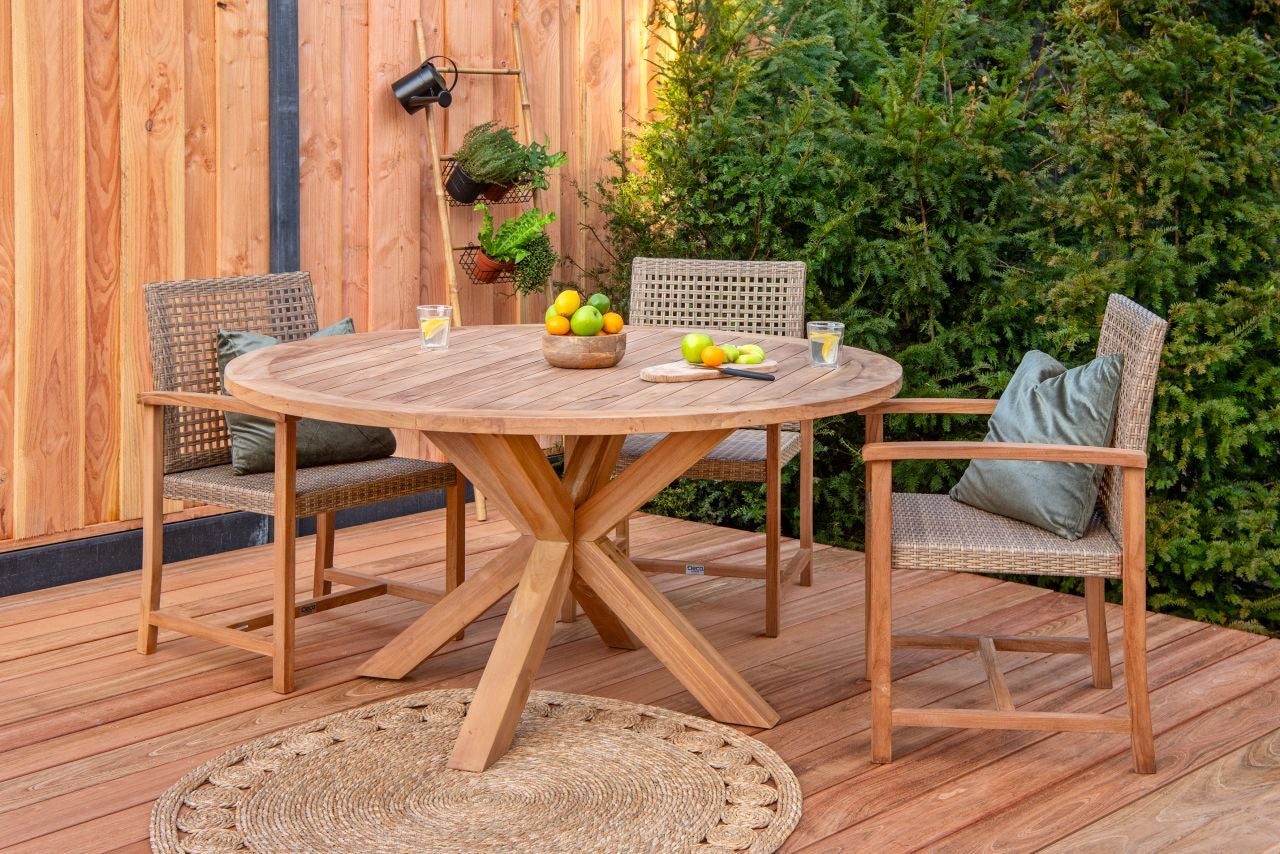 Ronde houten tuintafel met bijpassende tuinstoelen